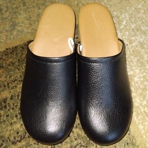 Women's Universal Thread clogs size 6.5